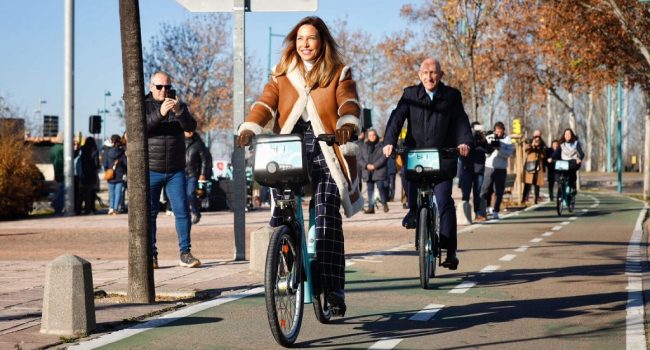 (Archivo 2025) Natalia Chueca posando en un carril bici | Foto: Ayuntamiento de Zaragoza