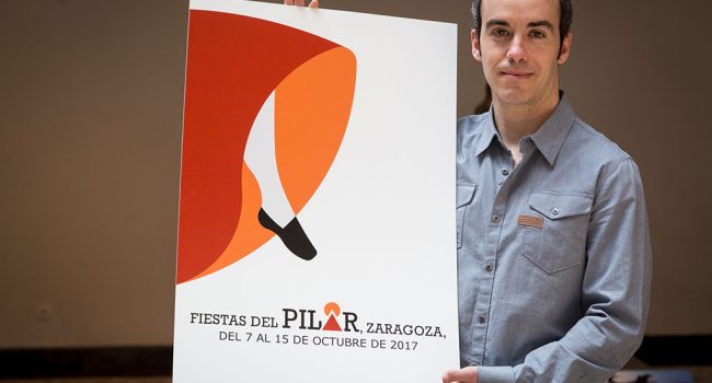 Javier Martín Martín junto a su cartel.