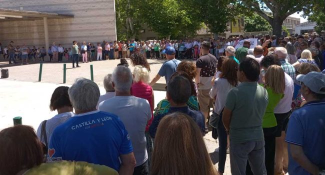 Un instante de la concentración que congregó a decenas de vecinos y vecinas de Casetas. | Foto: Casetas es más.