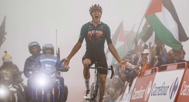 El aragonés Pablo Castrillo celebra su triunfo de etapa, la segunda en la Vuelta, en lo alto del Cuitu Negru | Foto: @EqKernPharma
