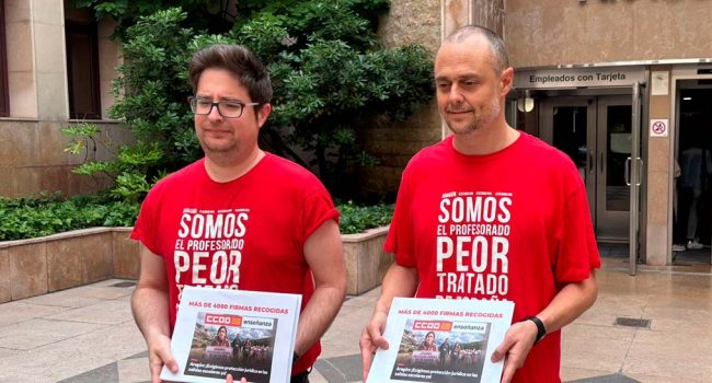 Representantes del sindicato en el momento de la entrega de las firmas. | Foto: CCOO