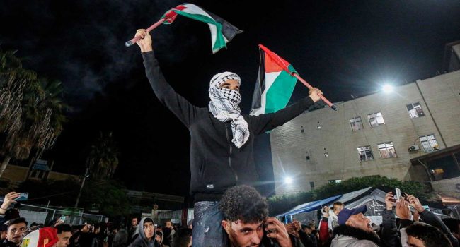 La población palestina  celebra el acuerdo en Deir al Balah, en el centro de la Franja de Gaza. | Foto: Zuma, RTVE