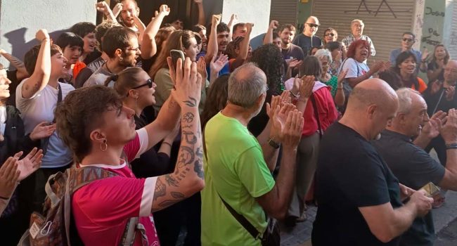 Vecinas, vecinos y activistas celebran la paralización. | Foto: AraInfo