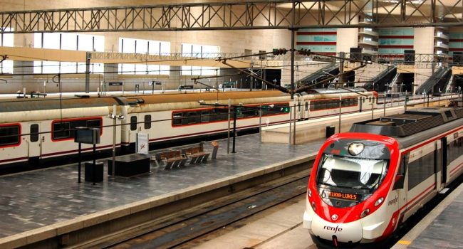 Tren de cercanías en la Estación de Delicias. | Foto: Willtron