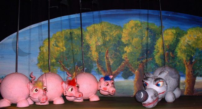 Representación de "Los tres cerditos". Foto: Teatro Arbolé.