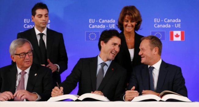 Juncker, Trudeau y Tusk durante la firma del CETA.