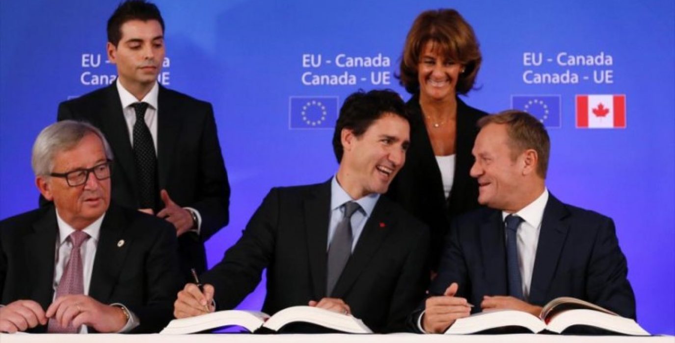 Juncker, Trudeau y Tusk durante la firma del CETA.