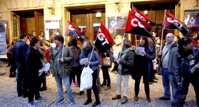 Imagen de una concentración ante las puertas del Teatro Principal.