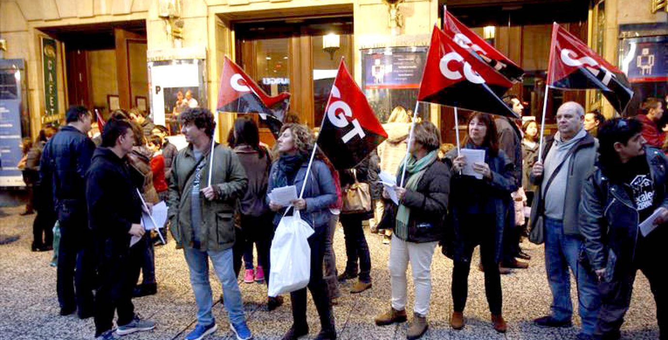 Imagen de una concentración ante las puertas del Teatro Principal.