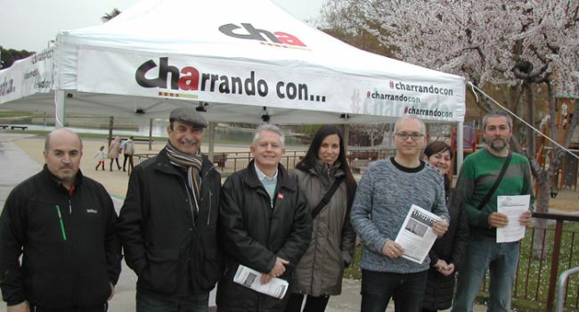 Representantes de CHA repartieron el Código Ético a la ciudadanía oscense.