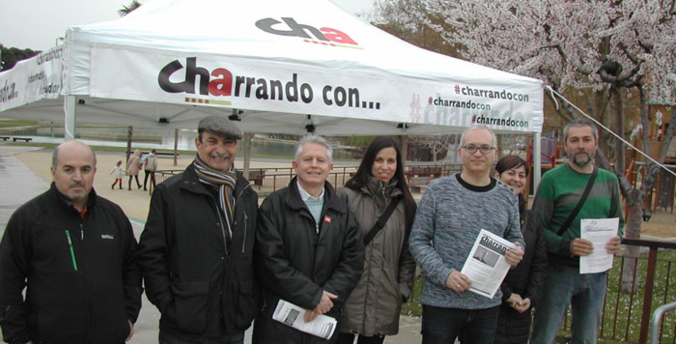 Representantes de CHA repartieron el Código Ético a la ciudadanía oscense.