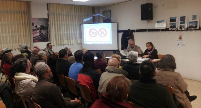 Una imagen de la charla-asamblea celebrada ayer. Foto: AV La Paz
