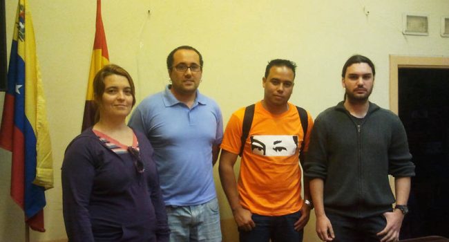 En la foto, Alberto Cubero, Secretario General del PCE Aragón
Gabriel Aguirre, responsable de relaciones internacionales de la Juventud Comunista de Venezuela
Elisa Martinez, secretaria de paz y solidaridad e internacional del PCE-Aragón
Jorge Sanz, secretario político de la UJCE-Aragón.