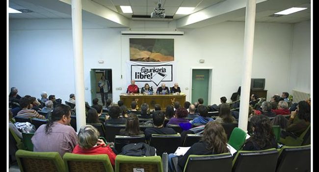 Charla con Martxelo Otamendi organizada en Zaragoza por la Plataforma Aragonesa en refirme a Egunkaria en enero de 2010. Foto: Primo Romero
