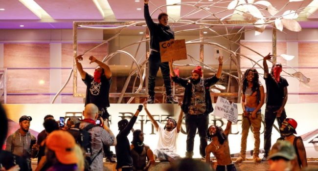 Protestas por la muerte de Scott en Charlotte.