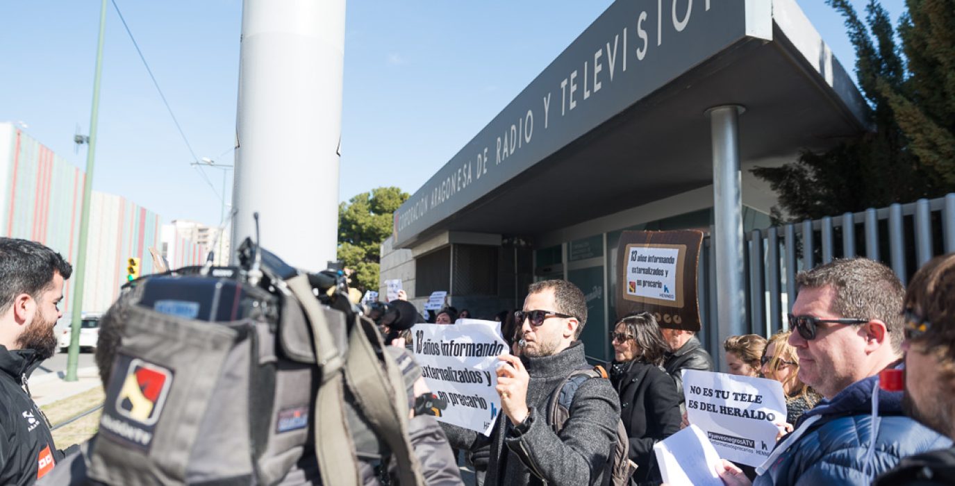 Protesta de la plantilla de Chip Audiovisual ante la sede de la CARTV. Foto: Pablo Ibáñez (AraInfo).