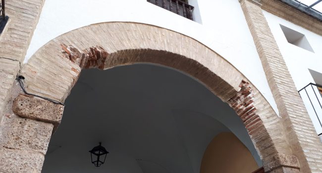 Imagen del estado de uno de los arcos de la plaza de Chodes. Foto: Puyalón.
