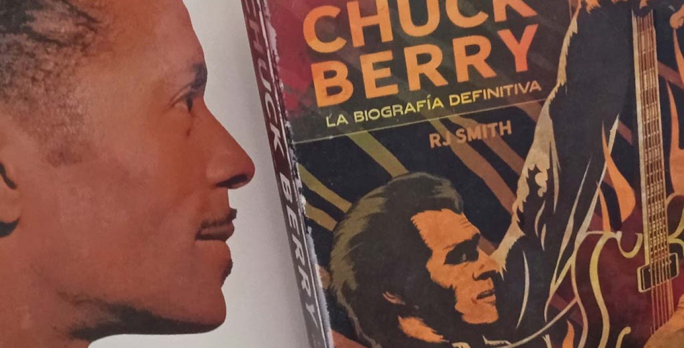 Composición de la cubierta del libro sobre un disco del artista. | Foto: Félix "Duende"