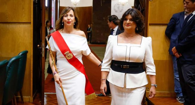 Natalia Chueca entra en el pleno acompañada de Paloma de Yarza, presidenta de Heraldo de Aragón. | Foto: AZ