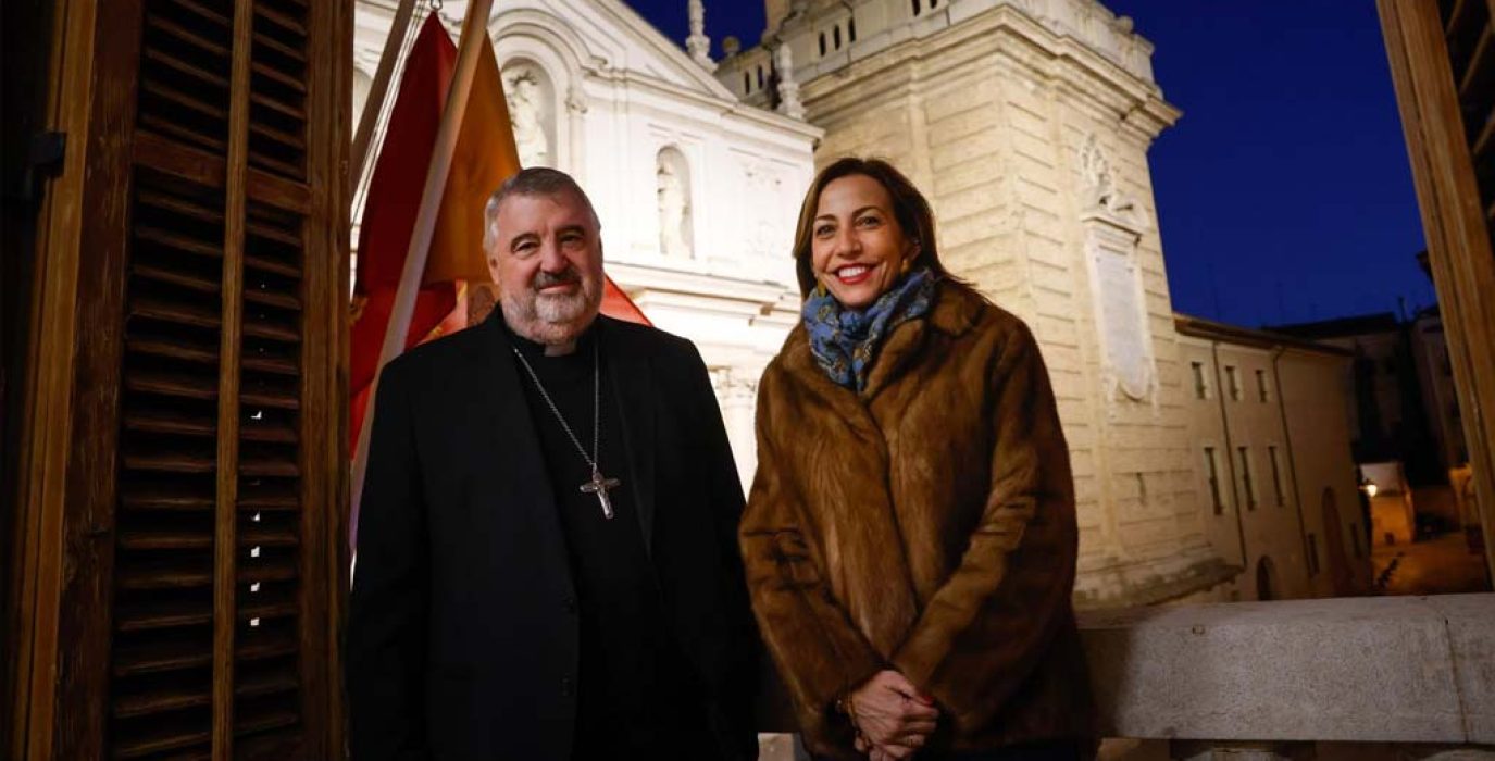 Natalia Chueca posa junto al arzobispo de Zaragoza, Carlos Escribano. | Foto: AZ