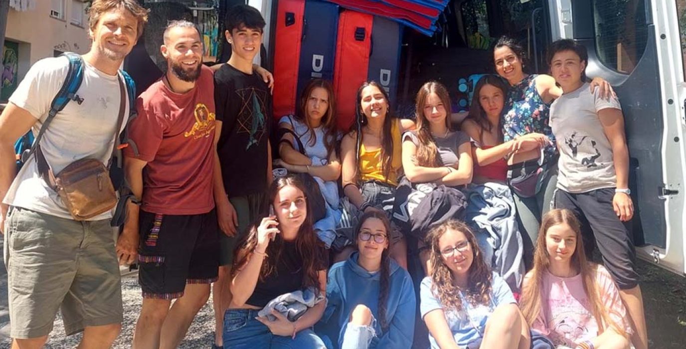 Los y las integrantes de la Escuela de Circo Social de Zaragoza con la furgoneta preparada para una semana repleta de actividades. | Foto: ECSZ
