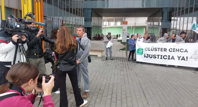 Foto de la concentración realizada el 19 de febrero para denunciar el "trato de favor" para favorecer la implantación del Clúster del Cinca. | Foto: Ecologistas en Acción