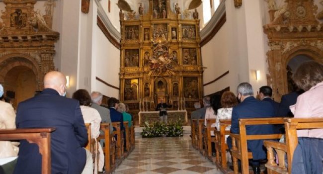 Colegiata de Santa María en Calatayud, un espacio religioso lleno de gente celebrando una misa