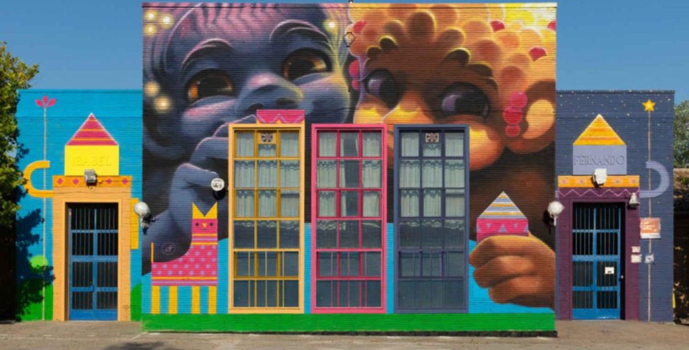 Mural de dos niños en un colegio del barrio del oliver para ilustrar este artículo sobre el acoso