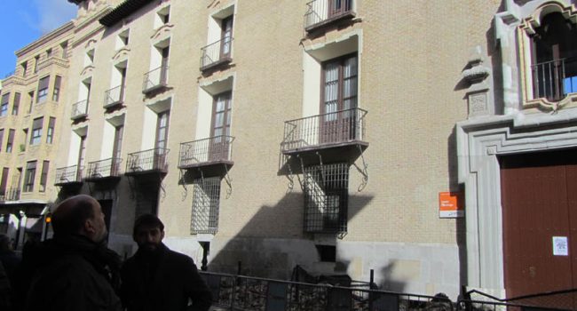 El CEIP Santo Domingo sufrió un peligroso desplome del alero de la fachada hace escasos días. Foto: IU
