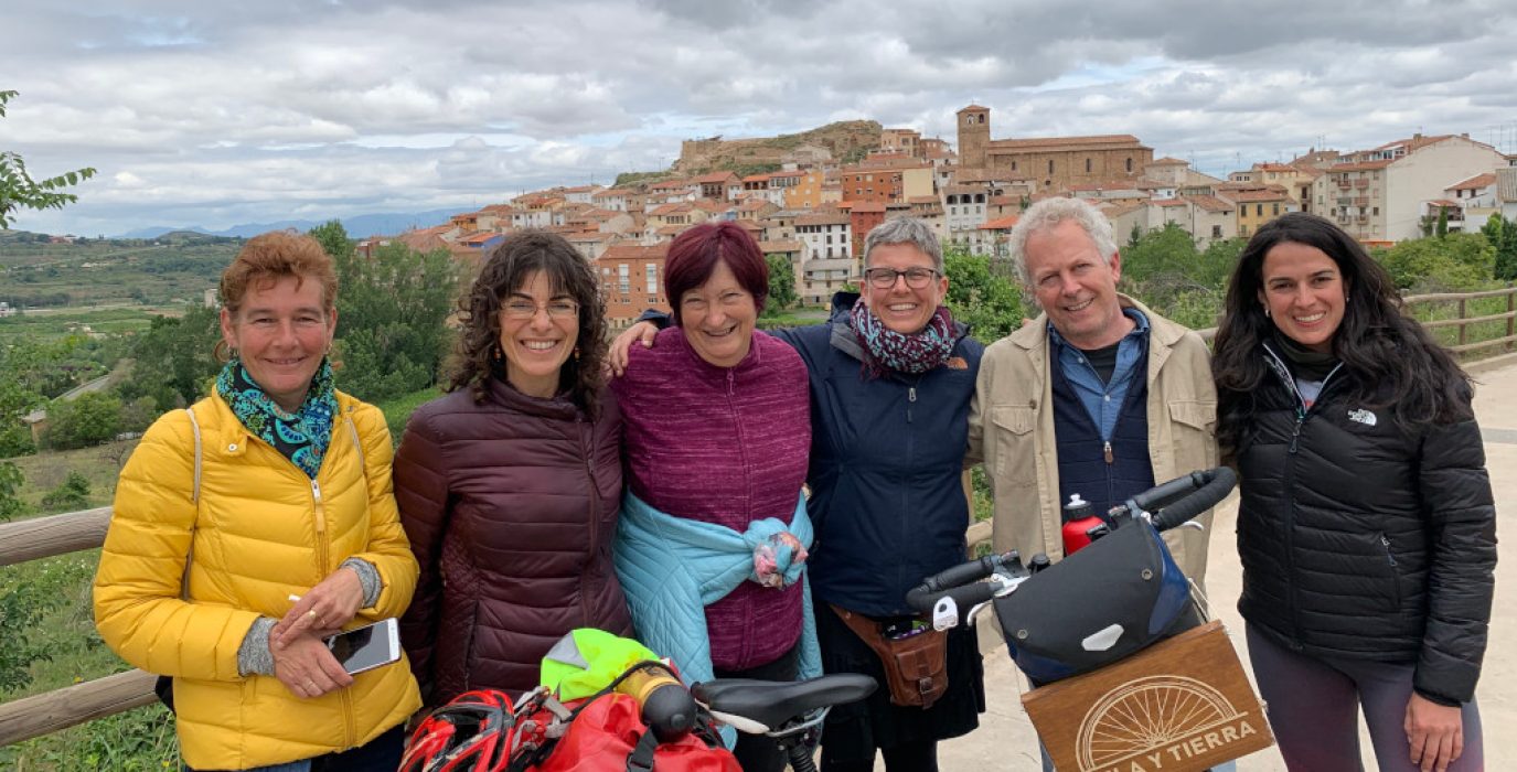 Ana y Edurne junto a las gentes de El Colletero, al fondo Nalda. Foto: Biela y Tierra.