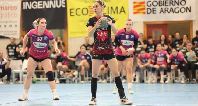 Imagen de Kamilla Korpackzy ejecutando un lanzamiento de siete metros. | Foto: Katy Cardiel, Balonmano Colores