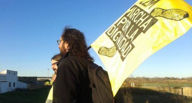 Cientos de personas caminan ya por las carreteras aragonesas rumbo a Zaragoza primero, y Madrid después.