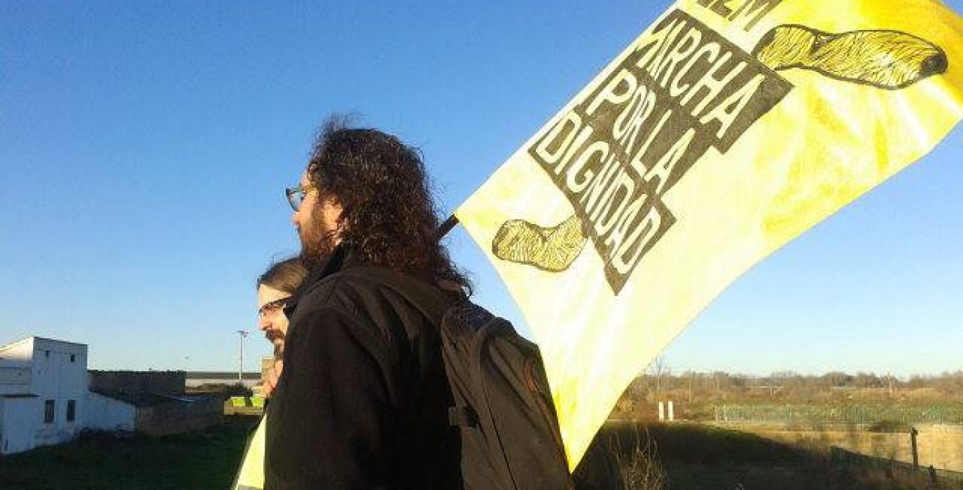 Cientos de personas caminan ya por las carreteras aragonesas rumbo a Zaragoza primero, y Madrid después.