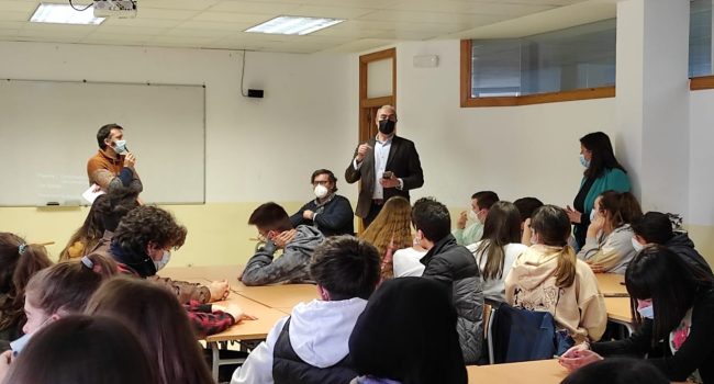 Integrantes de Comarca Km0 ofrecen una charla en un instituto