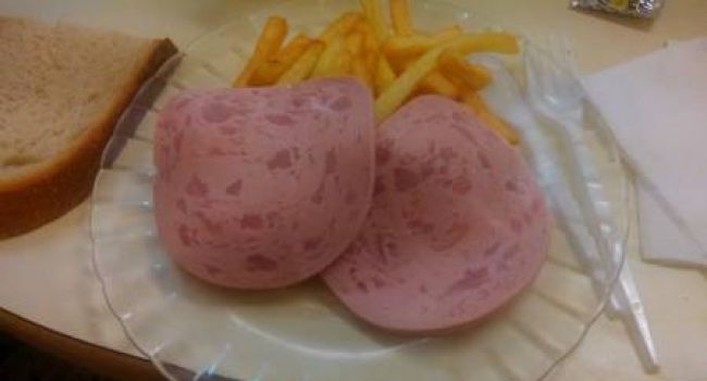 Comida servida en el Albergue Municipal de Uesca.