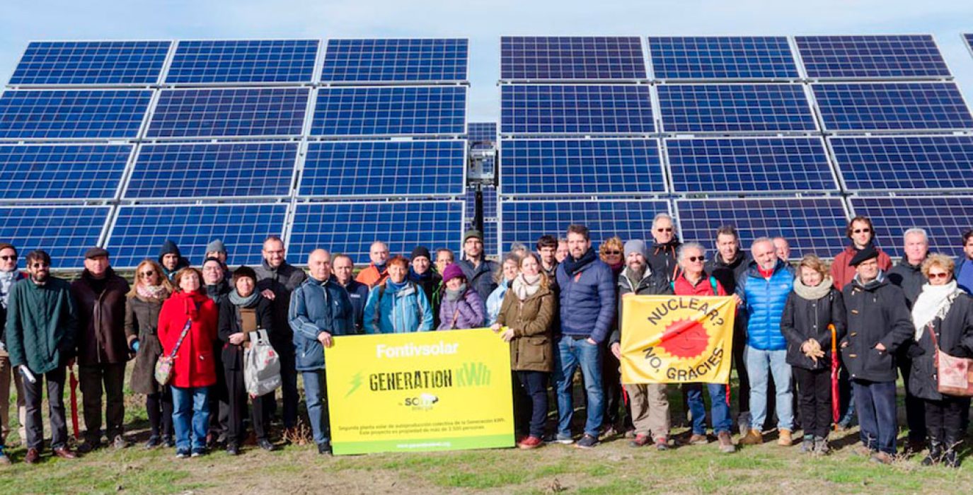 varias personas posando delante de una placa de energía solar