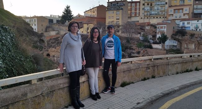 Concejales de Ganar Teruel visitando el puente de la Reina.