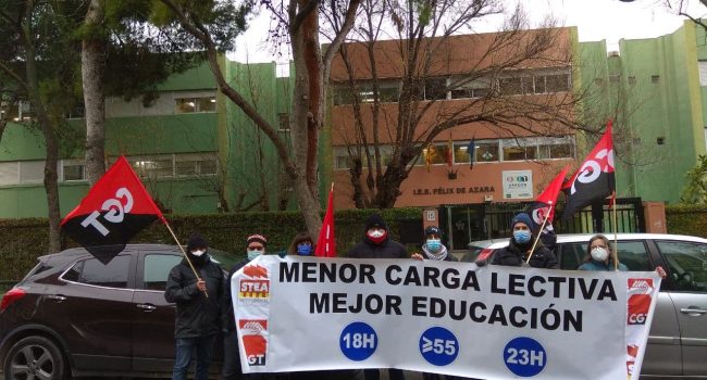 Concentración de los sindicatos a las puertas del centro | Foto: CGT