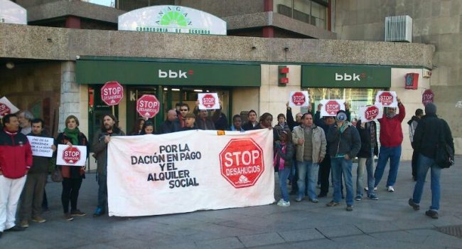 Concentración de Stop Desahucios Zaragoza en la sede de BBK. Foto: AraInfo