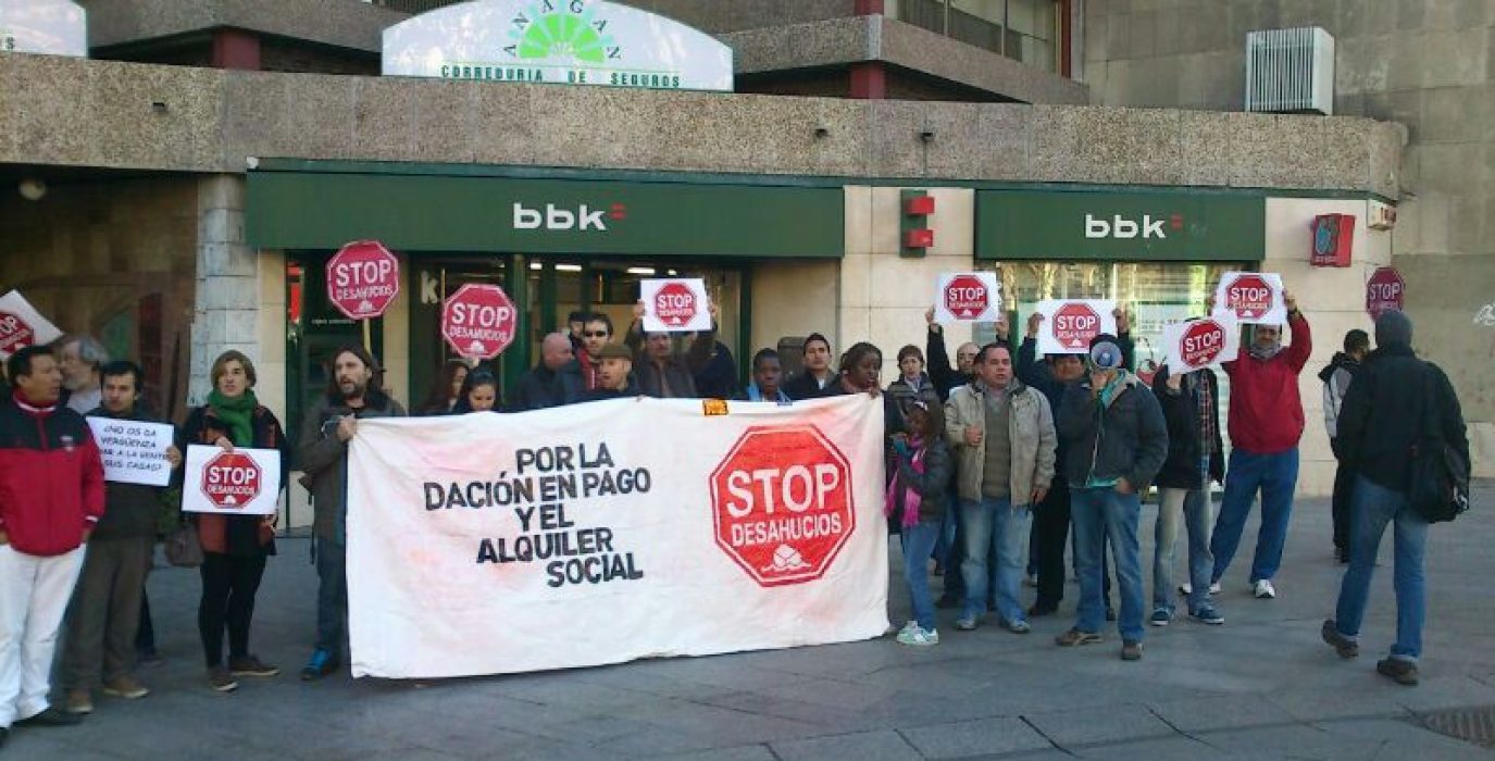 Concentración de Stop Desahucios Zaragoza en la sede de BBK. Foto: AraInfo