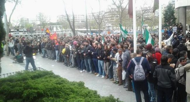 A las 14.50 horas de este lunes empezaban a poner en libertad a las personas detenidas tras declarar ante el juez. En la imagen, concentración en los juzgados de plaza de Castilla. Foto: @psanchezvicente