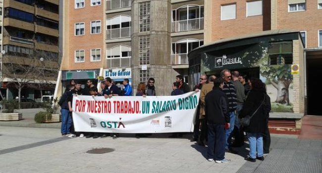 La plantilla de Umbela en una protesta en la sede de la empresa. Foto: Osta
