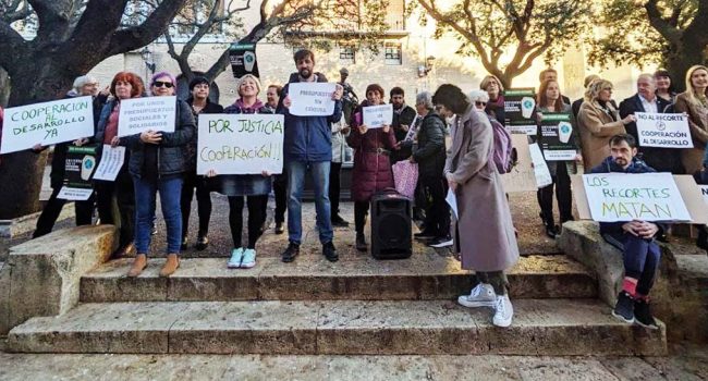Un momento de la concentración. | Foto: Cambiar Huesca