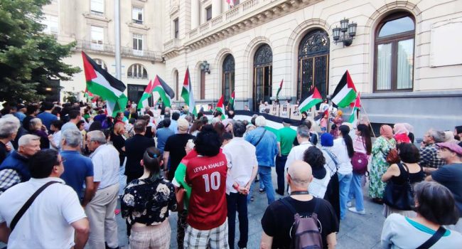Un instante de la concentración desarrollada este lunes en Zaragoza para denunciar la masacre. | Foto: internacionalistas.net