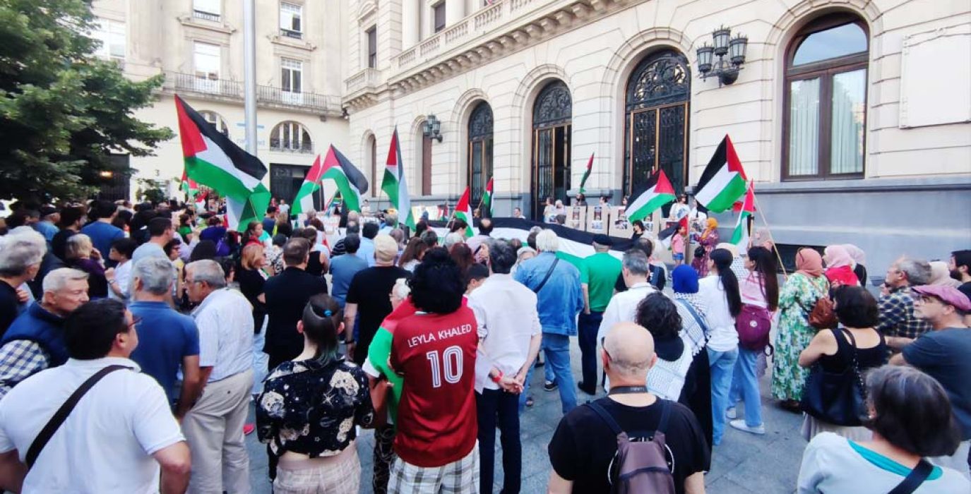 Un instante de la concentración desarrollada este lunes en Zaragoza para denunciar la masacre. | Foto: internacionalistas.net