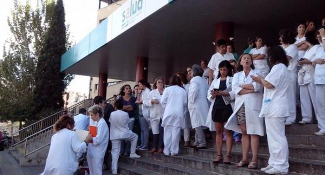 Este mediodía se han realizado concentraciones en la puertas de los centros sanitarios aragoneses pidiendo la dimisión de Ana Mato y en solidaridad con la enfermera infectada. Foto: @mareablancazgz