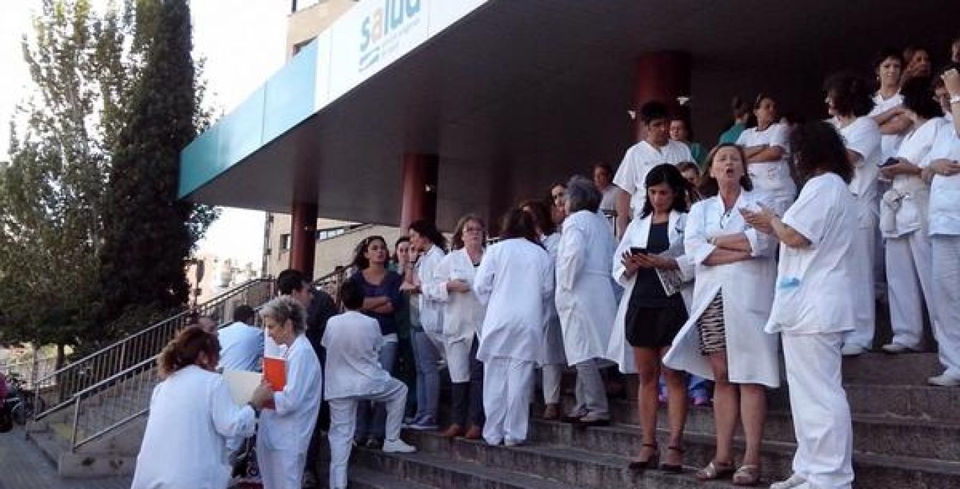 Este mediodía se han realizado concentraciones en la puertas de los centros sanitarios aragoneses pidiendo la dimisión de Ana Mato y en solidaridad con la enfermera infectada. Foto: @mareablancazgz