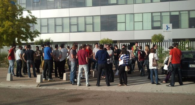 Trabajadores y trabajadoras de TB-Solutions esta mañana, momentos antes de la asamblea