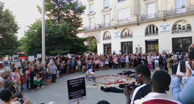 Personas en círculo concentradas en plaza españa de zaragoza