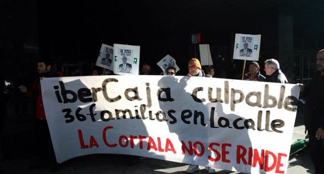 La Plataforma de Apoyo a la Corrala Utopía de Zaragoza convoca una concentración esta tarde, jueves 6 de marzo, a las 18.00 horas frente a la oficina central de Ibercaja en la capital aragonesa. Foto: Noé Felipe